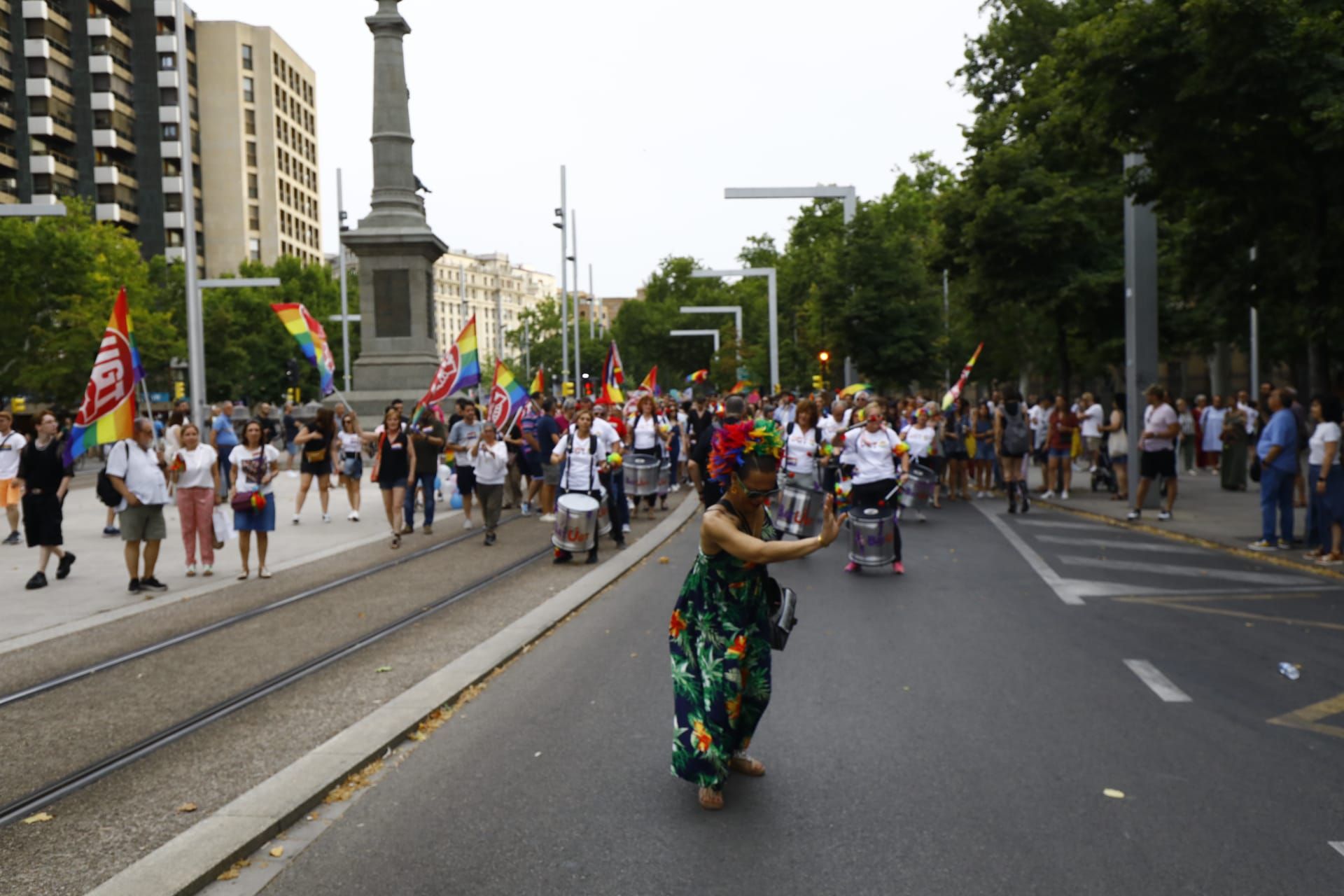 En imágenes | El arcoiris y la bandera trans marchan orgullosas por el centro de Zaragoza
