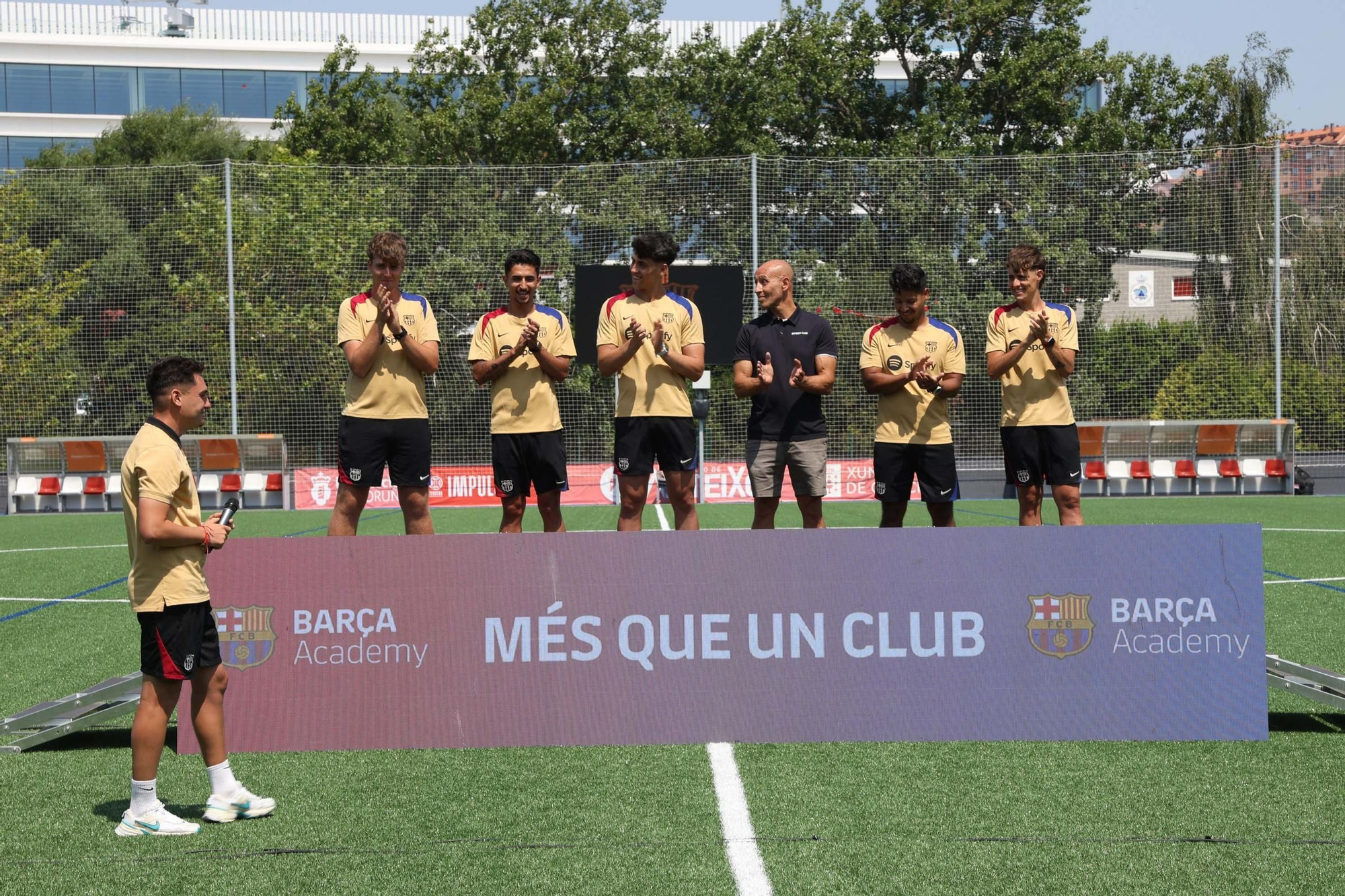 Casi 200 niños acuden a un campus del Barça en Arteixo
