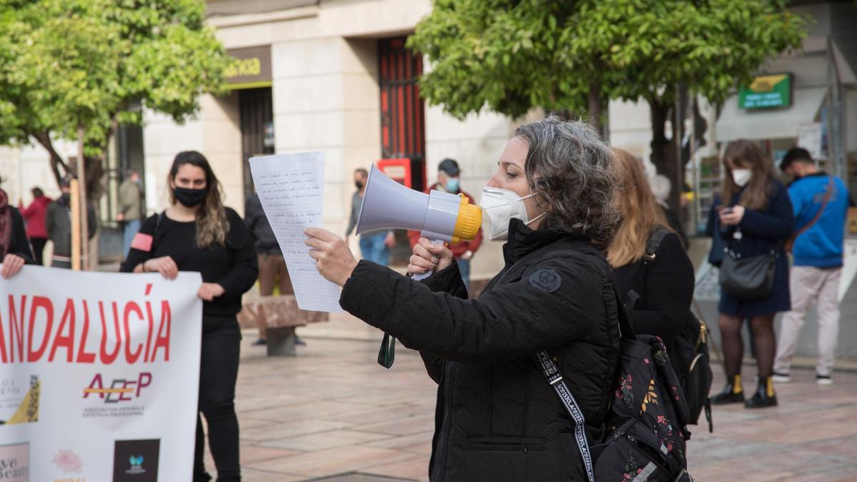 Protestas del sector de los centros de belleza y estética en la plaza de la Constitución