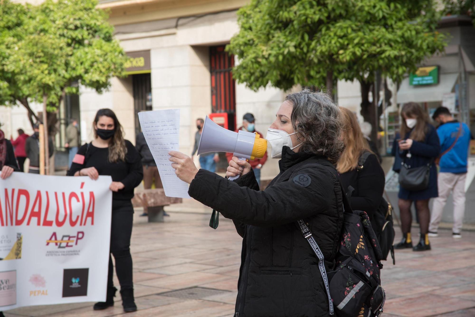 Protestas del sector de los centros de belleza y estética en la plaza de la Constitución