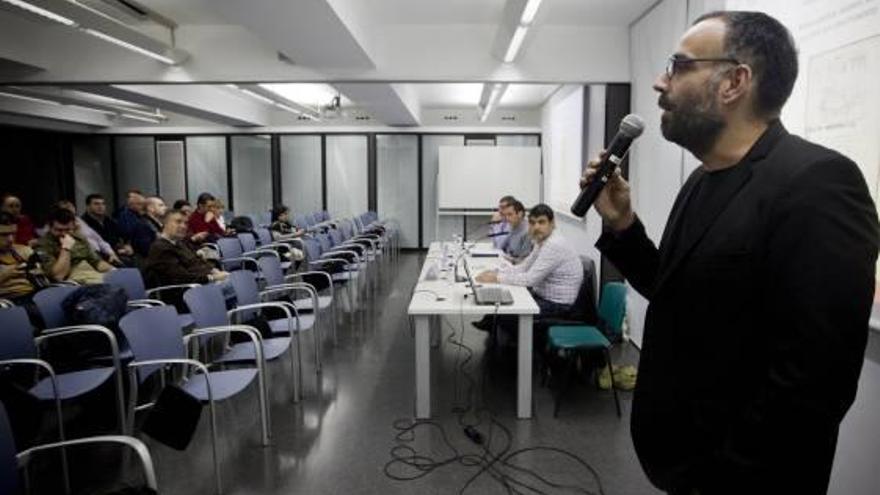 &quot;Al político le interesa la foto con la fallera, no la gestión de la fiesta&quot;