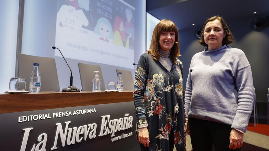 Pilar Frutos y María Fernández, ayer, en el Club Prensa Asturiana. | Luisma Murias