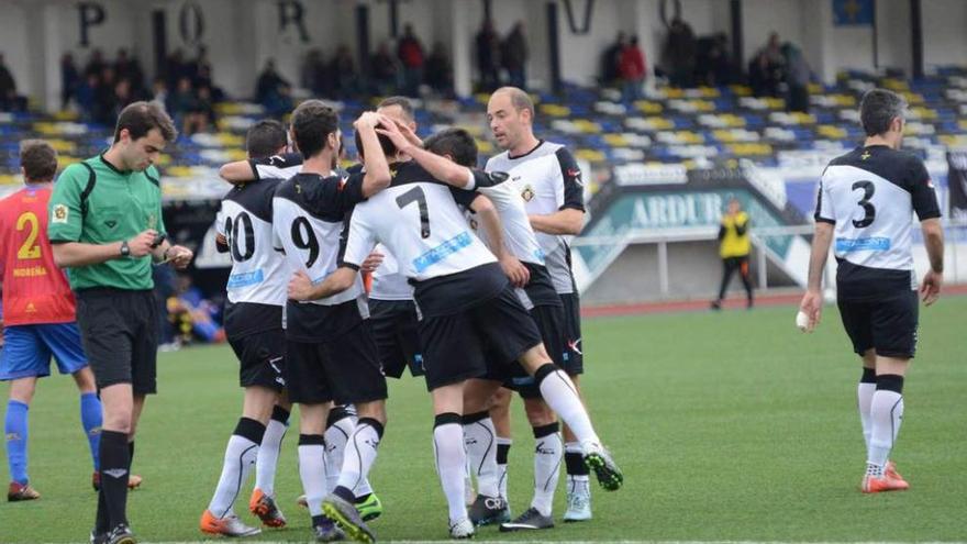 Los jugadores del Caudal celebran uno de los goles marcados el domingo ante el Condal.