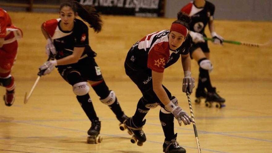 María Díez, con la bola, y Marta González, en un contraataque.