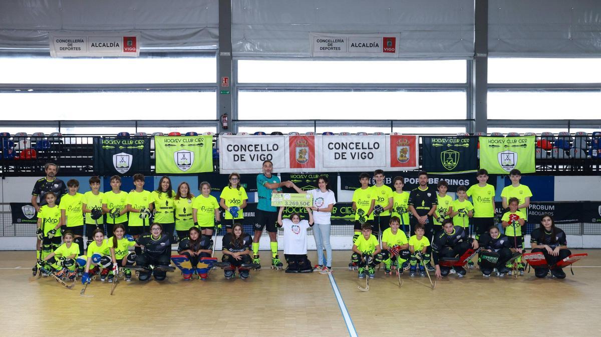 Tomba, Iria e Isabel Castro, rodeados por miembros del H.C. Cíes.