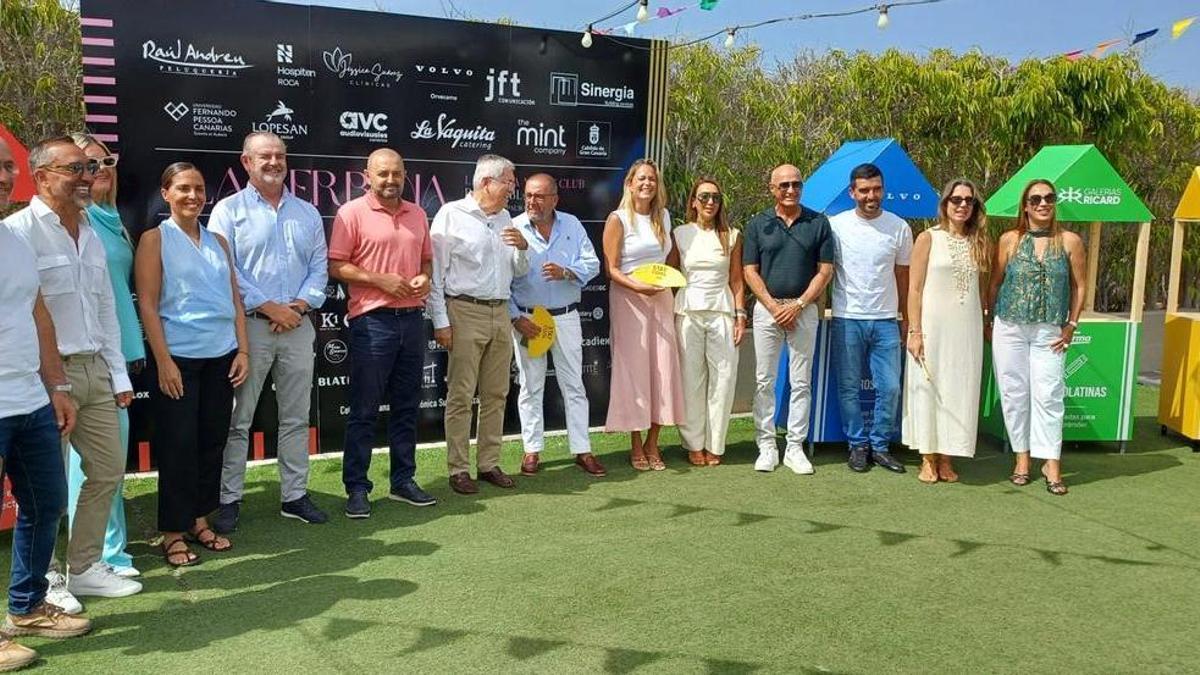 Carlos Nöbauer, vicepresidente de la Asociación Española Contra el Cáncer en Las Palmas; Aurelio Almazán, organizador de la Verbena La Punta Yacht; Carlos Álamo, consejero de Turismo del Cabildo de Gran Canaria, Marco Aurelio Pérez, alcalde de San Bartolomé de Tirajana y Ylenia Vega Macías, concejala de Turismo del Ayuntamiento de San Bartolomé de Tirajana, entre los asistentes durante la presentación de la cena benéfica 'Verbena La Punta Yacht'.
