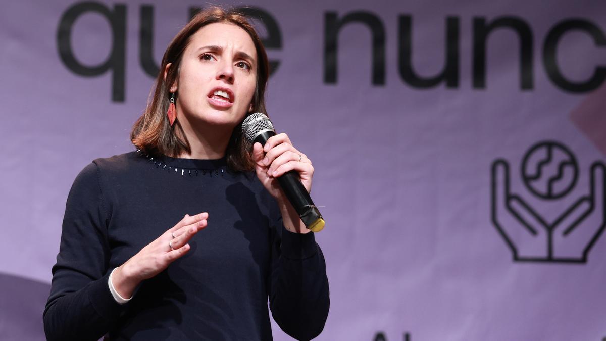 La ex ministra de Igualdad, Irene Montero, interviene en un acto público como aspirante a liderar la candidatura de Podemos a las elecciones europeas. A 25 de enero de 2024, en Sevilla (Andalucía, España). La ex ministra de Igualdad, Irene Montero, junto