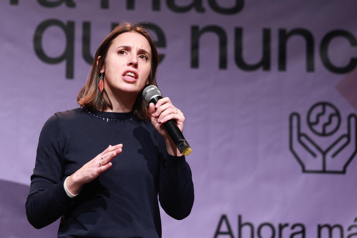 La ex ministra de Igualdad, Irene Montero, interviene en un acto público como aspirante a liderar la candidatura de Podemos a las elecciones europeas. A 25 de enero de 2024, en Sevilla (Andalucía, España). La ex ministra de Igualdad, Irene Montero, junto