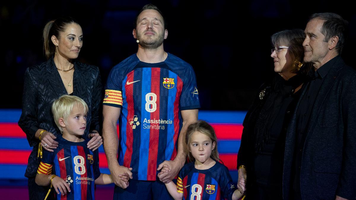 Víctor Tomàs, emocionado junto a su mujer y sus hijos