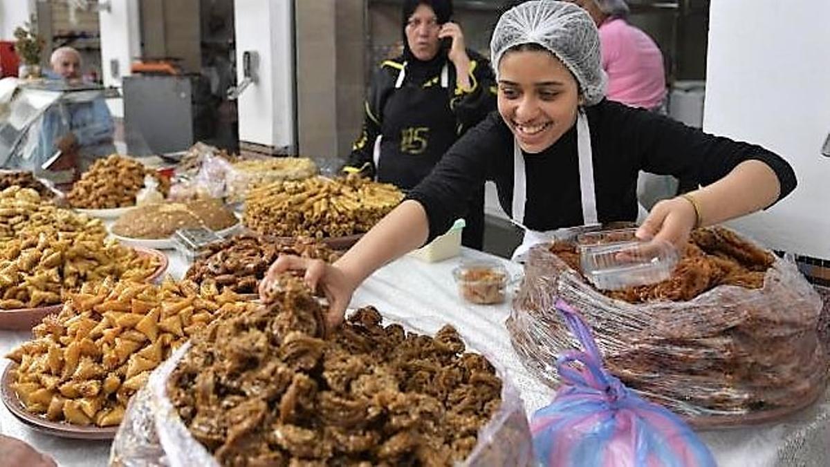 Una vendedora de 'chebakía', en una tienda de Rabat.