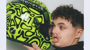 Lando Norris, bromeando en la presentación de su nuevo casco para el Mundial de F1 2024