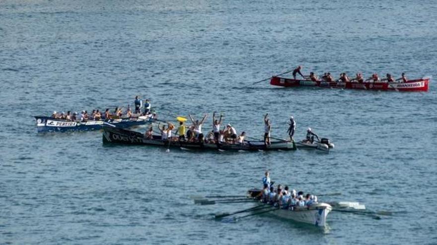 La tripulación de Samertolaméu festeja su victoria, ayer en aguas del Orzán. // CASTELEIRO/ROLLER AGENCIA
