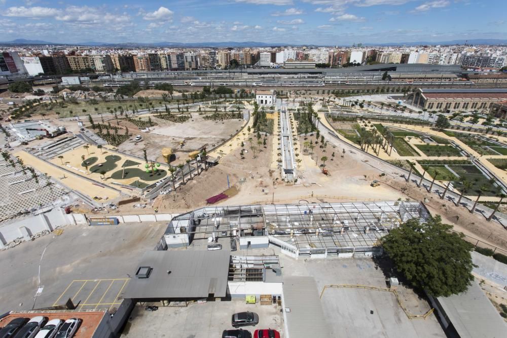 Asoma el verde en las obras del Parc Central