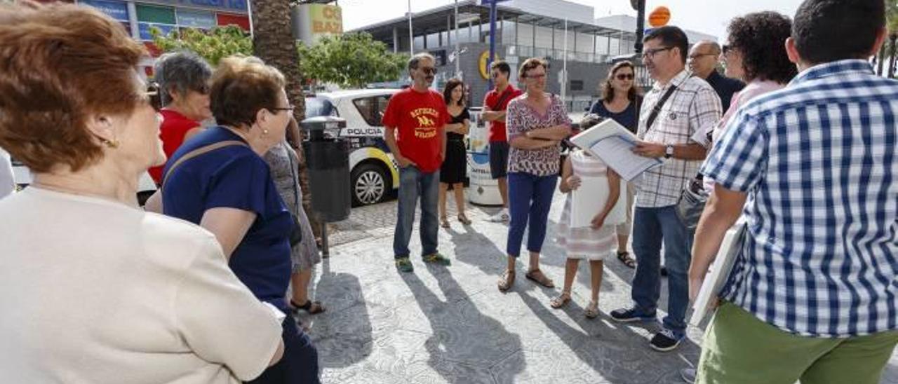 el recorrido visitó lugares históricos del Grau como el paseo Buenavista, el edificio Moruno en el Moll de Costa, la plaza de la Virgen del Carmen, la plaza de la Panderola, la vieja «Escola» y las casas de pescadores de la calle Barceló. En las imágenes, momentos de la visita guiada f ignacio brtons/acf