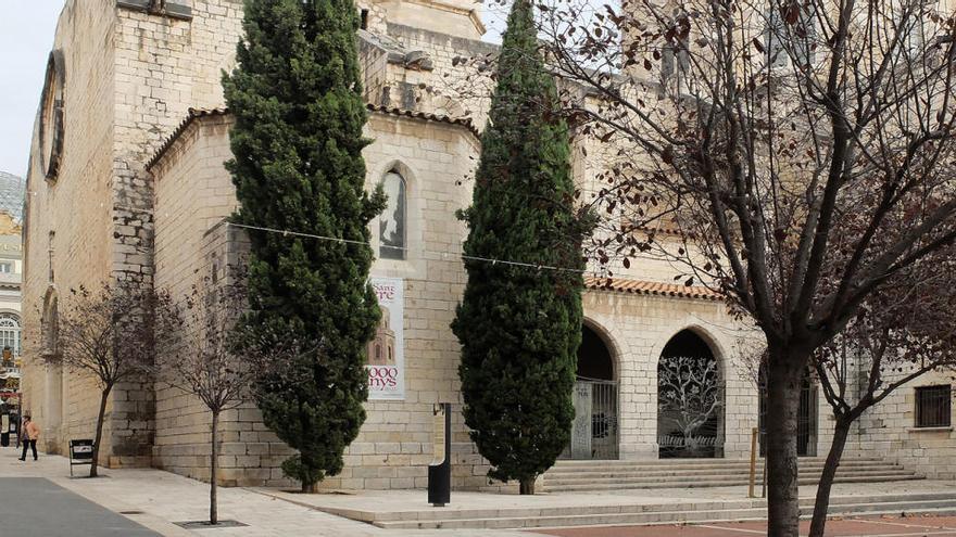 L&#039;exterior de l&#039;església de Sant Pere de Figueres, fa uns dies; al seu darrere es pot apreciar el Teatre-Museu Dalí.