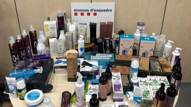 Objetos intervenidos a dos hermanos detenidos en Reus (Tarragona) como presuntos autores de varios robos con fuerza.