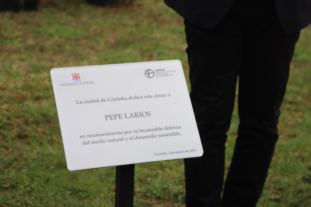 Placa en honor a Pepe Larios.