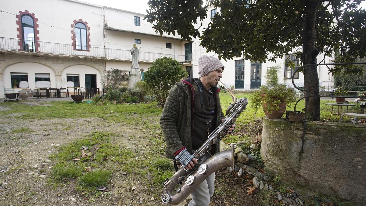 Noè Escolà tocant el saxo a l'exterior del «convent» de Pontós