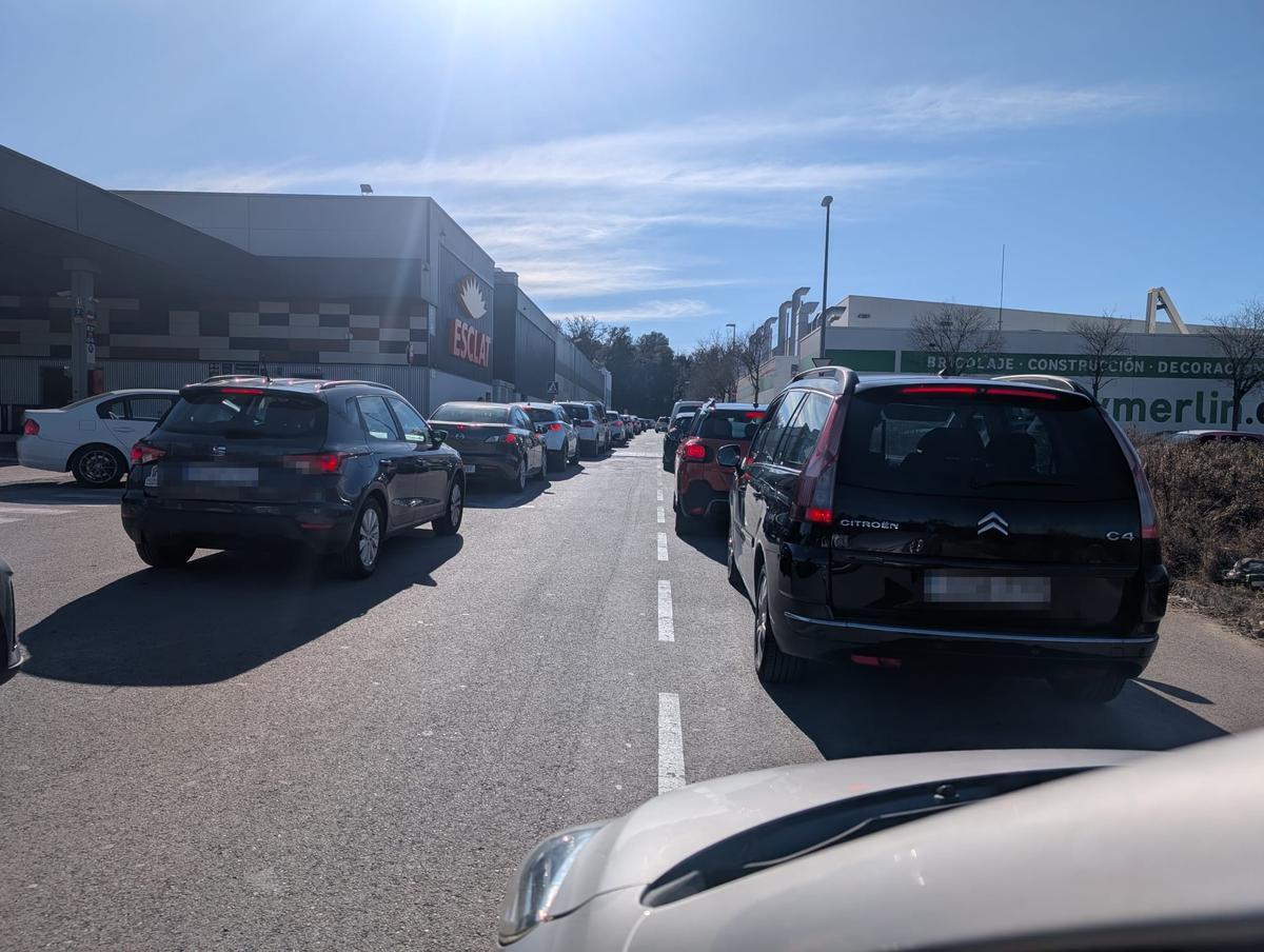 Cotxes aturats entre el Leroy Merlin i l'Esclat. Per arribar des d'aquest punt fins al carrer Barcelona aquest dissabte al migdia es tardaven més de 30 minuts.