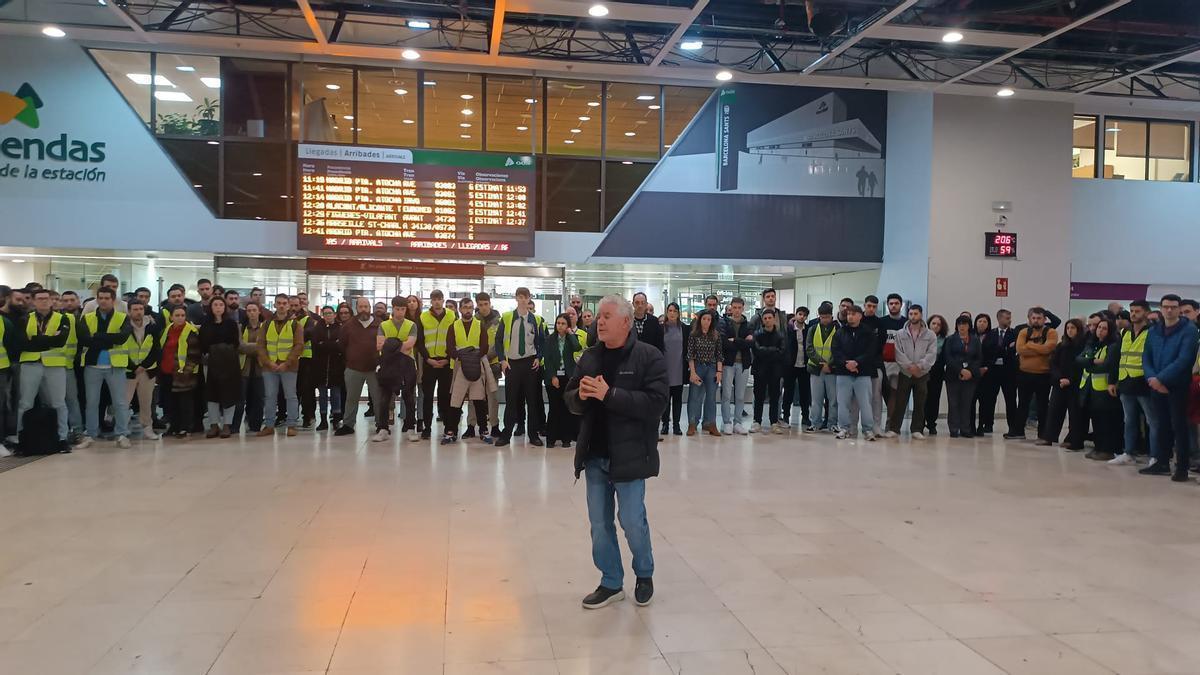 Cinco minutos de silencio de los trabajadores de Adif en el vestíbulo central de la estación de Sants