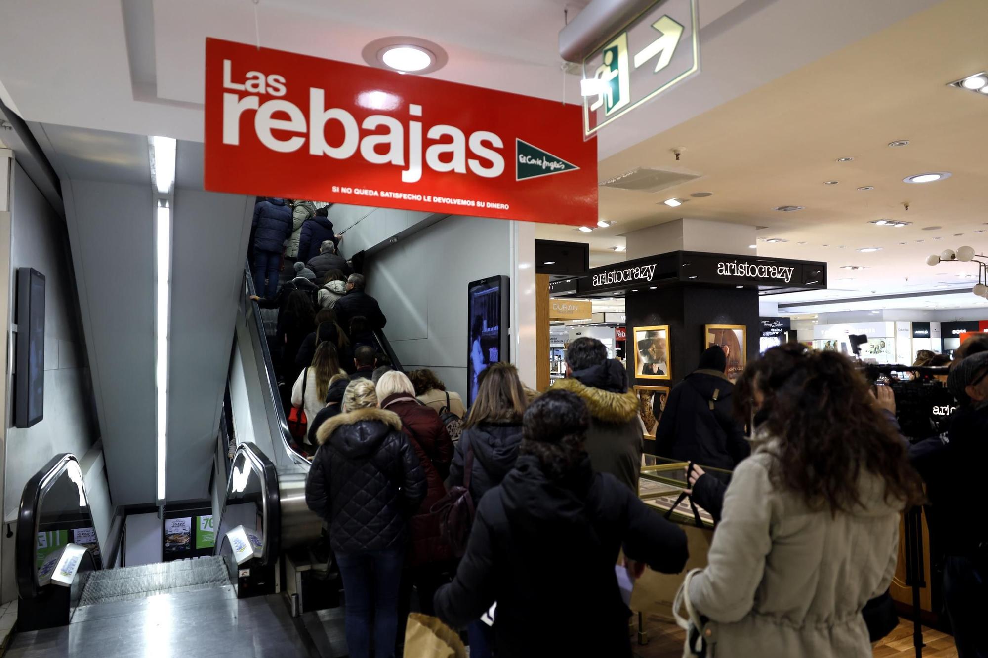 En imágenes | Las rebajas, principal atractivo en el primer domingo de apertura de los centros comerciales