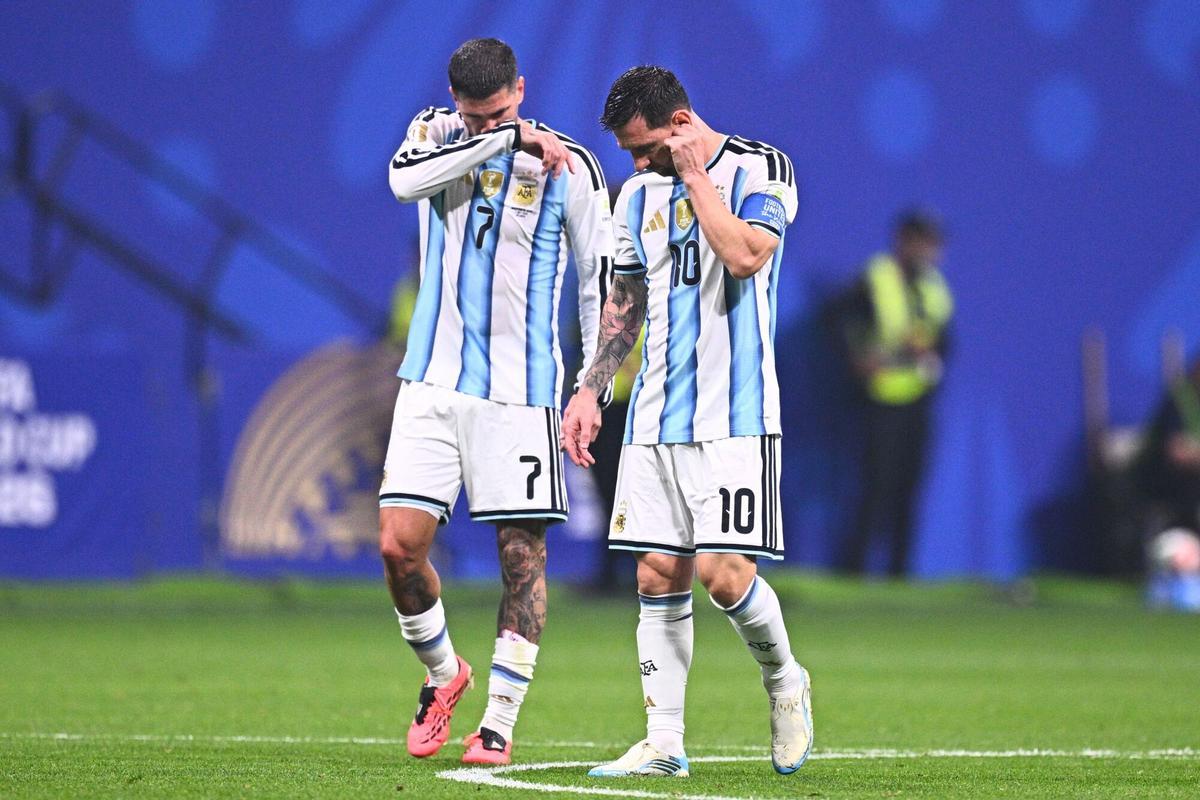 De Paul y Messi, al final de la primera parte