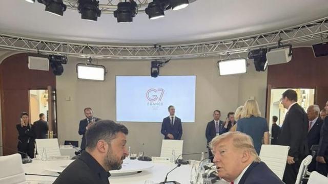 Donald Trump i Volodímir Zelenski, reunits ahir en la cimera del G7.Donald Trump, Emmanuel Macron i Volodímir Zelenski, durant una sessió de treball en la cimera del G-7, aquest dimarts. | THIBAULT CAMUS / EFE