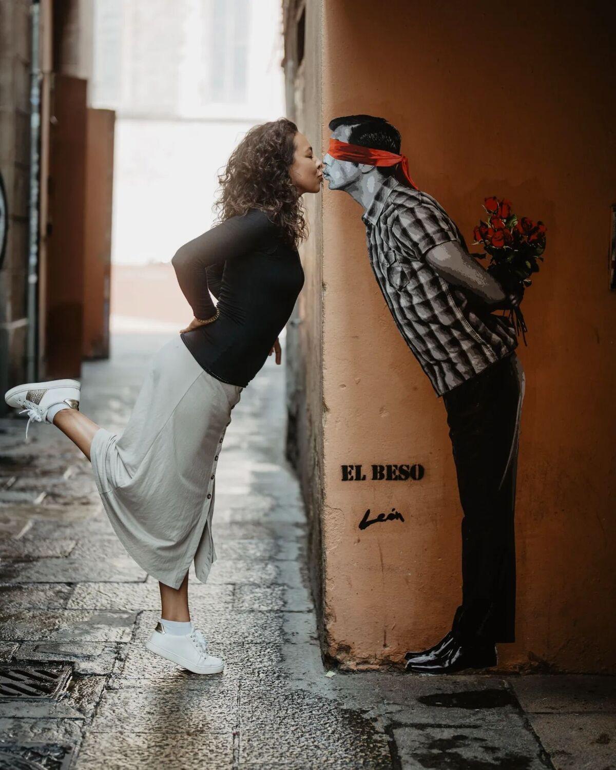 'El Beso', la obra del tinerfeño Alberto León que esta triunfando en redes sociales