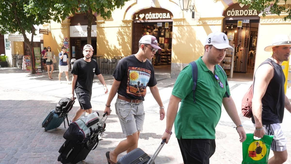 Un grupo de turistas con sus maletas en el entorno de la Mezquita Catedral este verano.