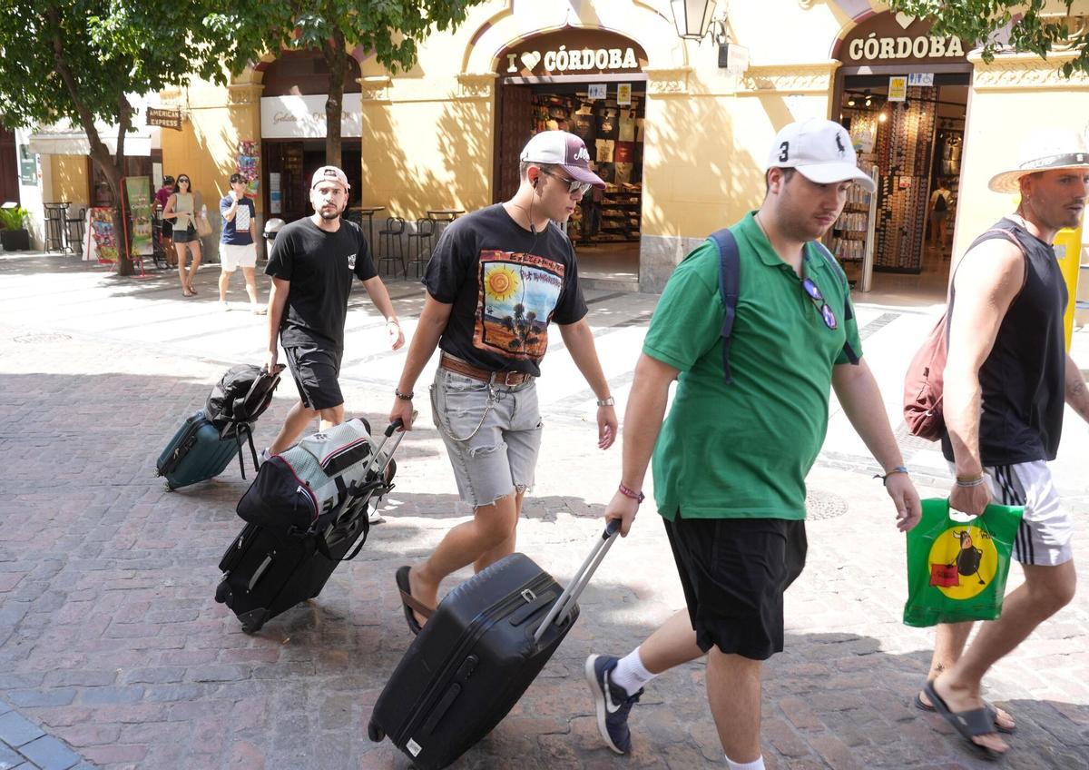 Así viven los turistas el calor de Córdoba en pleno agosto: abanicos, agua y visitas a primera hora Así viven los turistas el calor de Córdoba en pleno agosto: abanicos, agua y visitas a primera hora