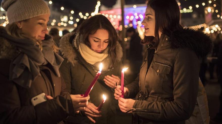 Dolor y emoción en las vigilias por las víctimas del mercadillo de Berlín