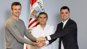 Ernesto Valverde posa junto a Jon Uriarte y Mikel González