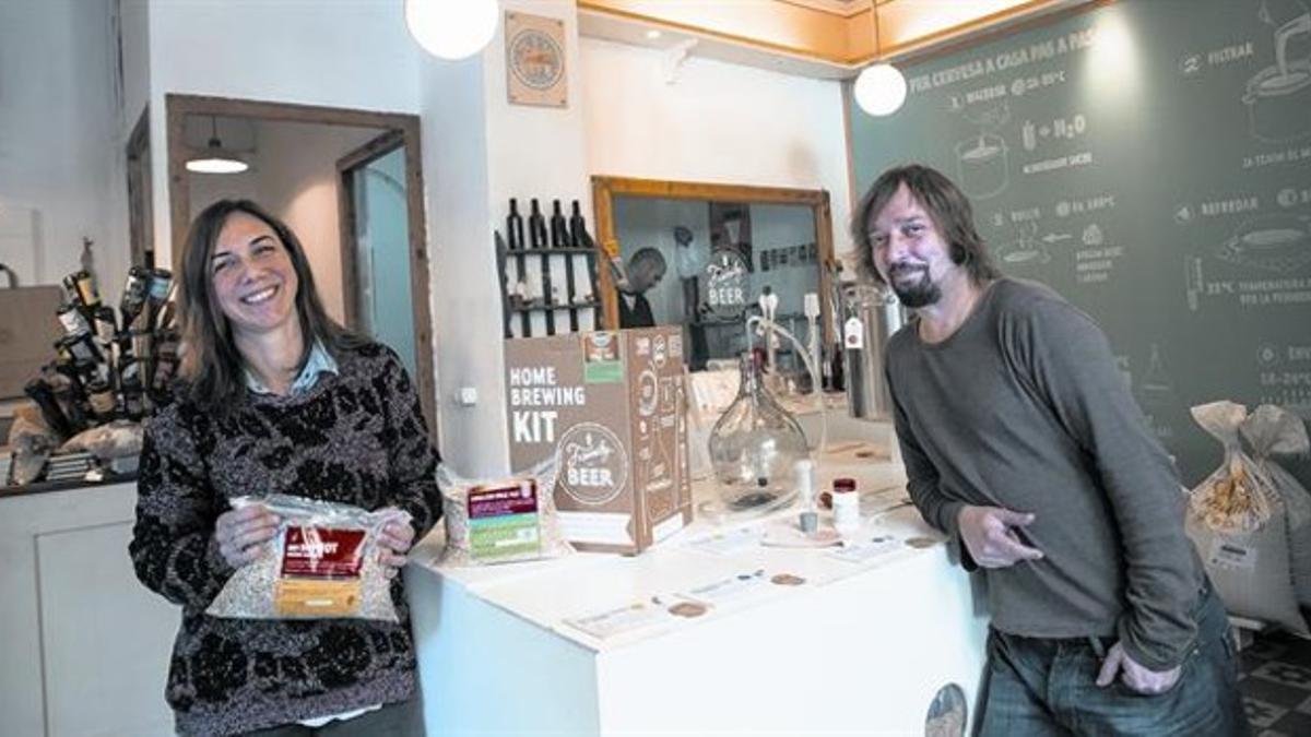 Silvia Navarro y Peio Vizcaya, en el interior de su local, Family Beer, donde venden equipos e ingredientes para la elaboración de cerveza en casa.