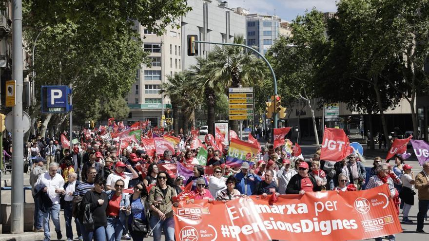 Más de mil personas recorren las calles de Palma en la manifestación del 1 de mayo con el objetivo de &quot;trabajar menos&quot; para &quot;vivir mejor&quot;