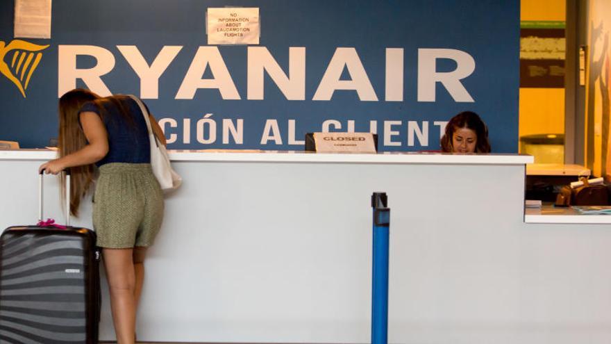 Imagen de archivo de &#039;Atención al cliente&#039; de Ryanair en el aeropuerto de Ibiza