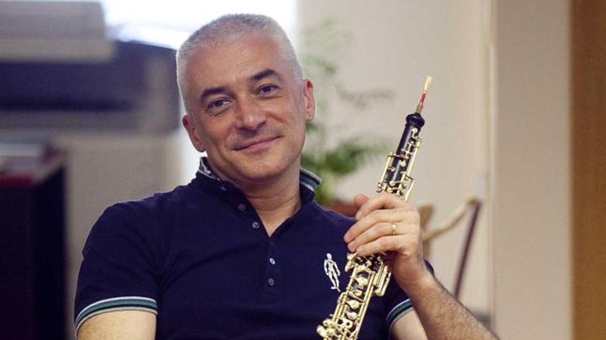 Paolo Grazia, con su oboe Yamaha, en la mañana de ayer, en Oviedo.