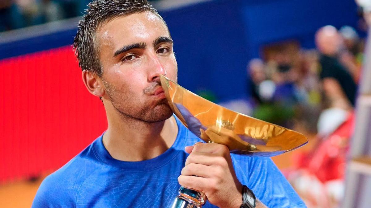 Dani Mérida besa el primer título profesional de su carrera