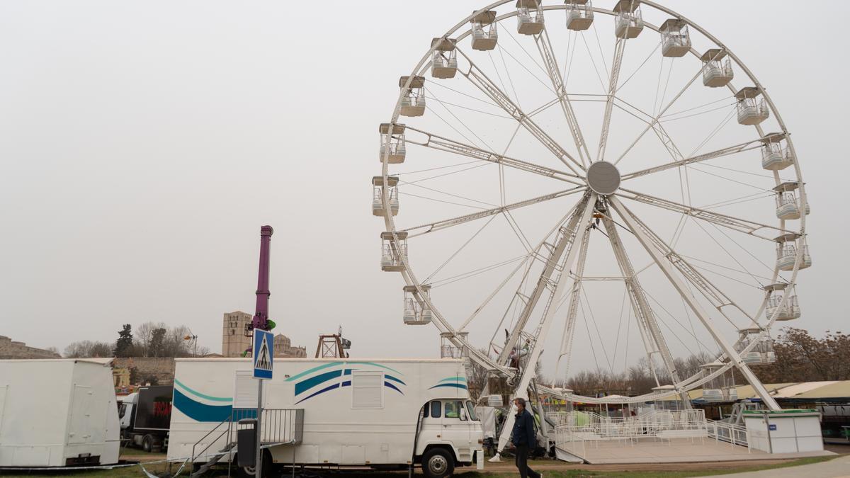 Noria gigante instalada en el recinto ferial.