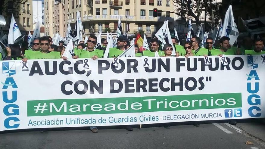 300 guardias civiles reivindican sus derechos en Madrid