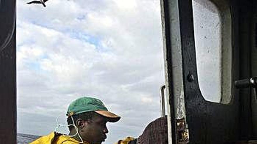 Un marinero senegalés en un pesquero de bajura de A Coruña.