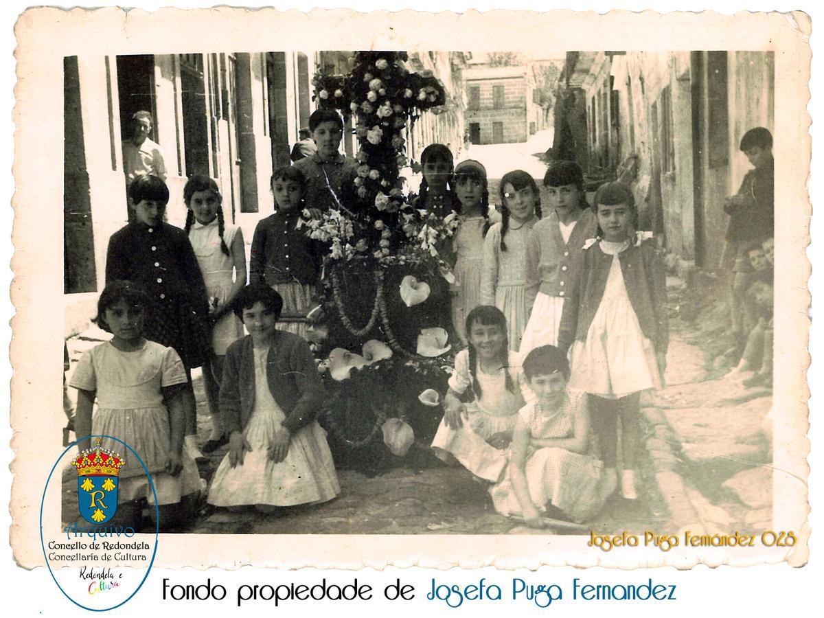Unas niñas posan junto a su &quot;maio&quot; en la tradicional fiesta en los años sesenta.