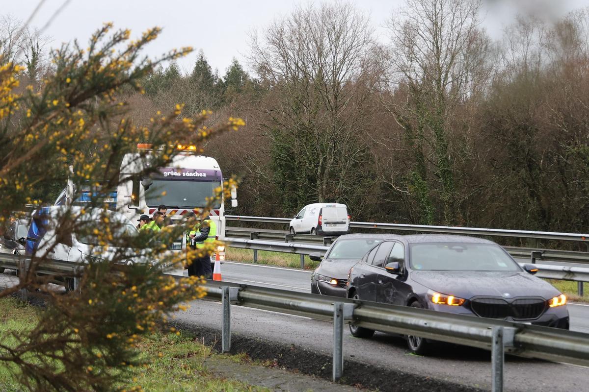 Un accidente múltiple obliga a cortar la AP-9 en sentido Santiago