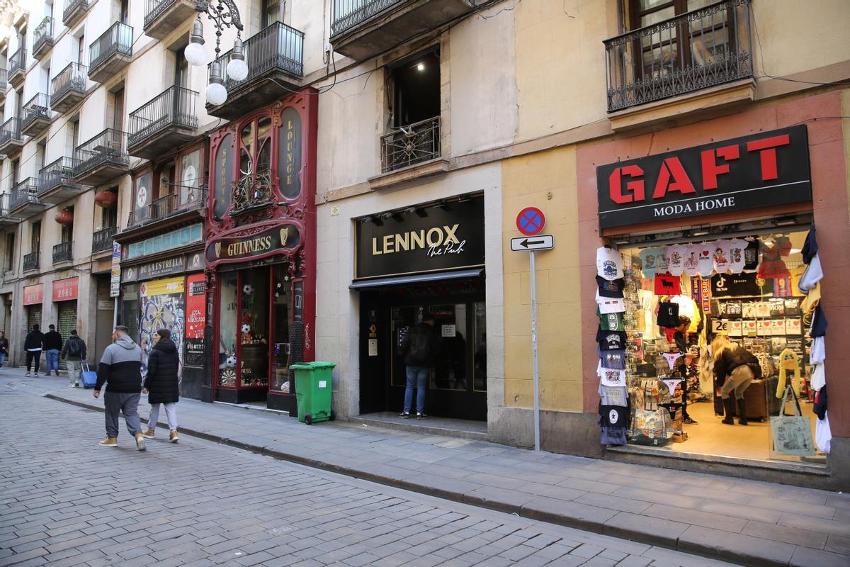 Comercios abiertos y cerrados en la calle de Ferran, esta semana.