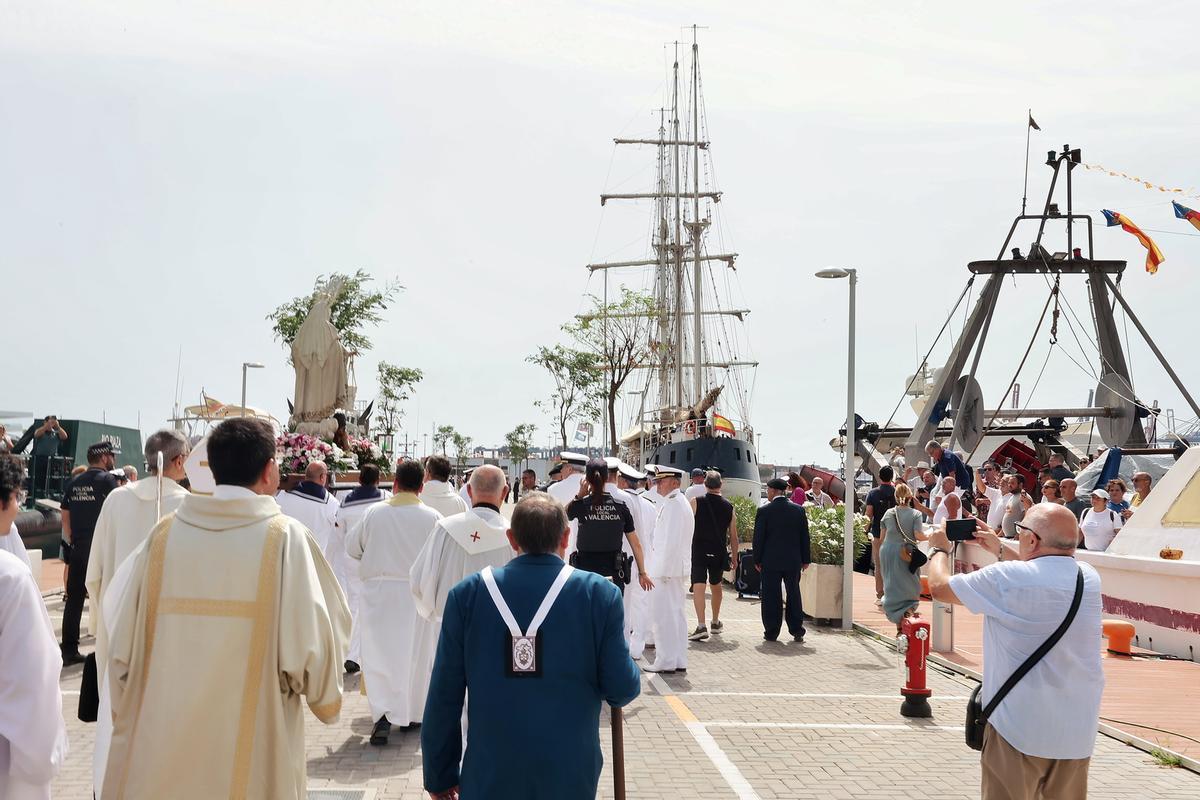 Carmen y Marta acompañan la procesión marinera del Carmen Carmen y Marta acompañan la procesión marinera del Carmen