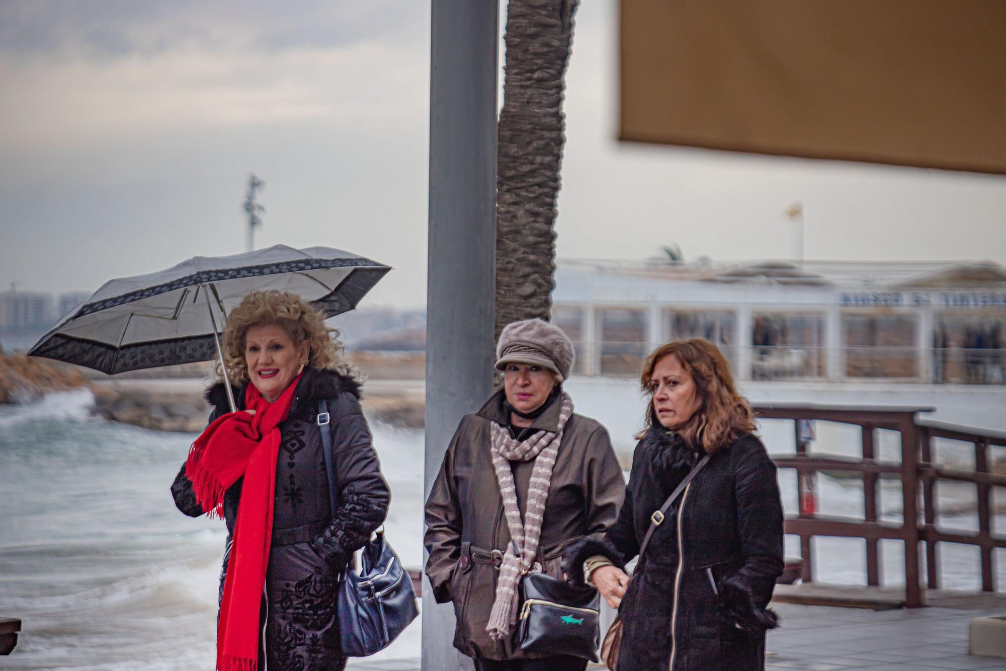 Día de frío y lluvia en Torrevieja