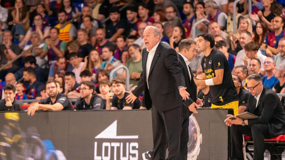 Vidorreta da instrucciones a sus jugadores durante el partido entre el Barça y La Laguna Tenerife.
