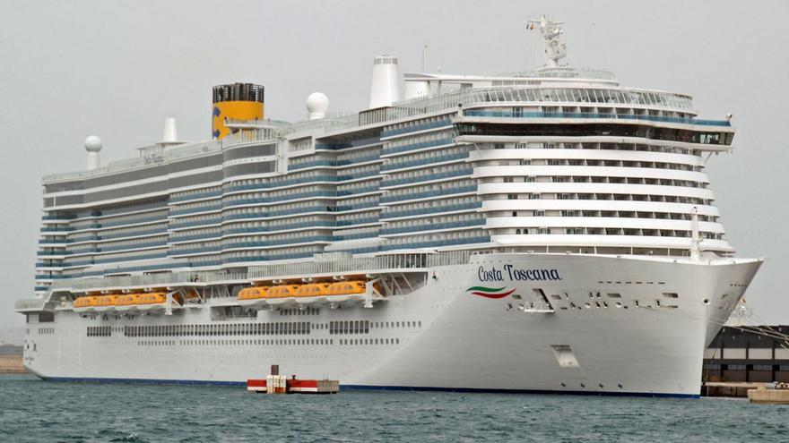 Visita no prevista del crucero  ‘Costa Toscana’ al puerto de Palma