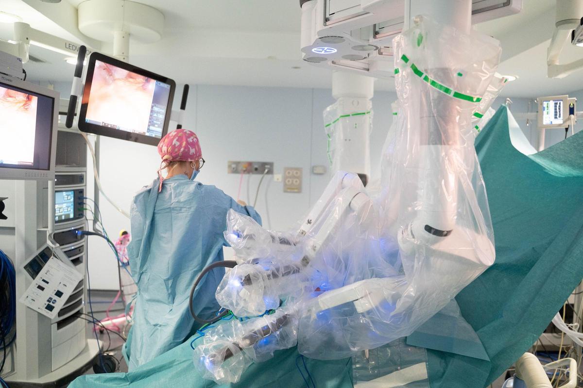 La mayoría de las intervenciones bariátricas se realizan con el robot Da Vinci.