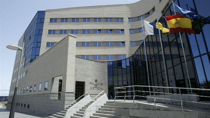 A lawyer, forced to return 17,000 euros after defrauding one of his clients in the Canary Islands