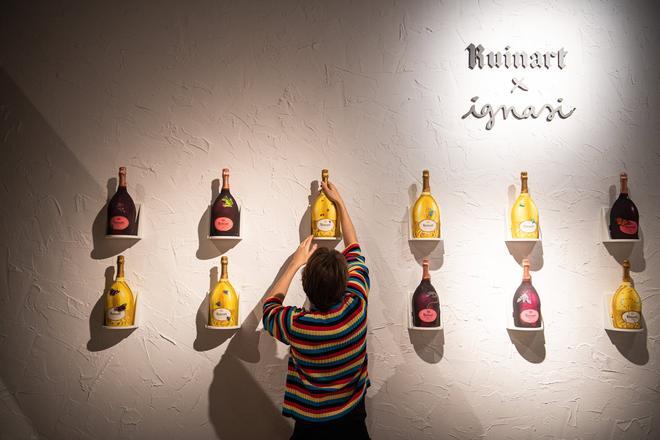 Ignasi Monreal con sus botellas de Ruinart en ARCO